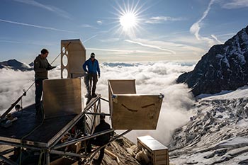 Neues Biwak für Bergsteiger am Großglockner mit SolarLuft Kollektor von GRAMMER Solar