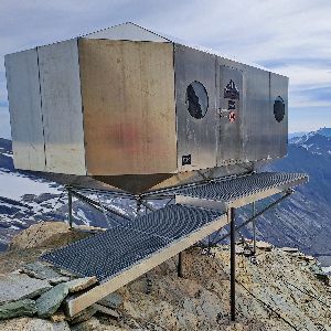Biwak für Bergsteiger am Großglockner mit SolarLuft-Kollektor von GRAMMER Solar