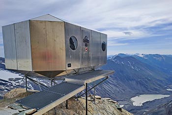Biwak für Bergsteiger am Großglockner mit SolarLuft-Kollektor von GRAMMER Solar