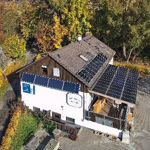 SolarLüftung an der Fassade und Sonnenstrom vom Dach
