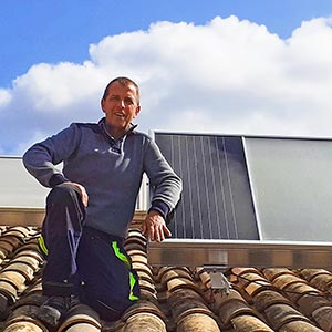 Andreas Witzel neben einem TWINSOLAR Kollektor