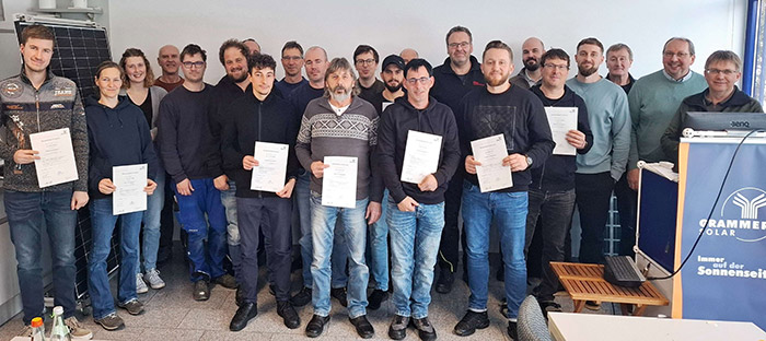 Schulungsteilnehmer mit Zertifikaten