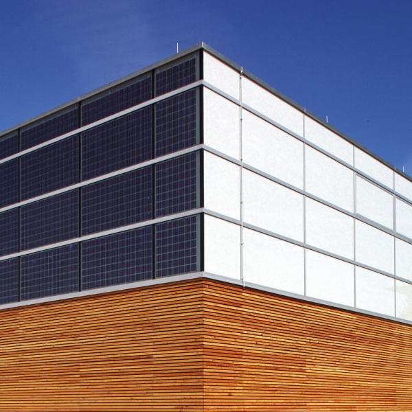 Fachada de energía solar del pabellón de deportes Burgweinting